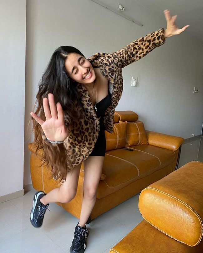 Simrat Kaur Instagram Images